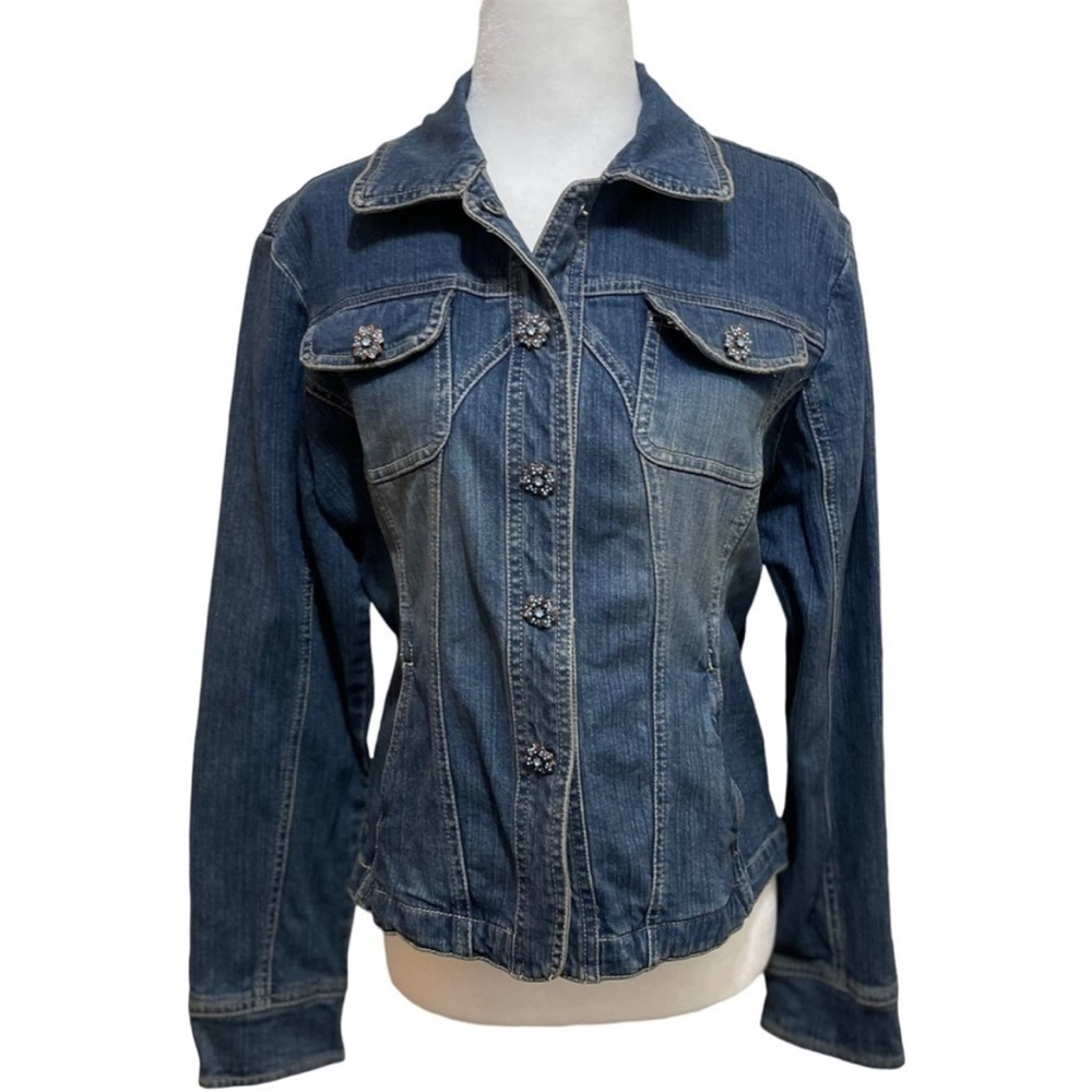 🌺 Super cute denim jacket with rhinestone flower detail on snaps. - Picture 4 of 10